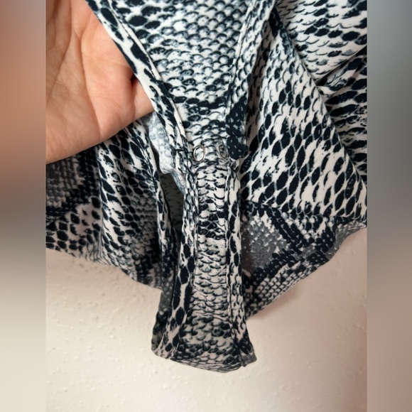 Short Sleeves Bodysuit Snake Print
U Neck Sexy Tops SIZE S - Picture 3 of 4